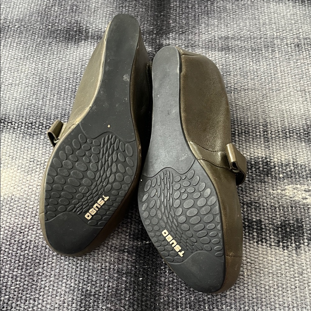 Tsubo Olive Wedge Leather Shoes - Picture 2 of 6